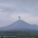 Gunung Semeru tiga kali erupsi.