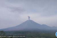 Gunung Semeru tiga kali erupsi.