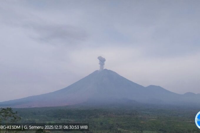 Gunung Semeru tiga kali erupsi.
