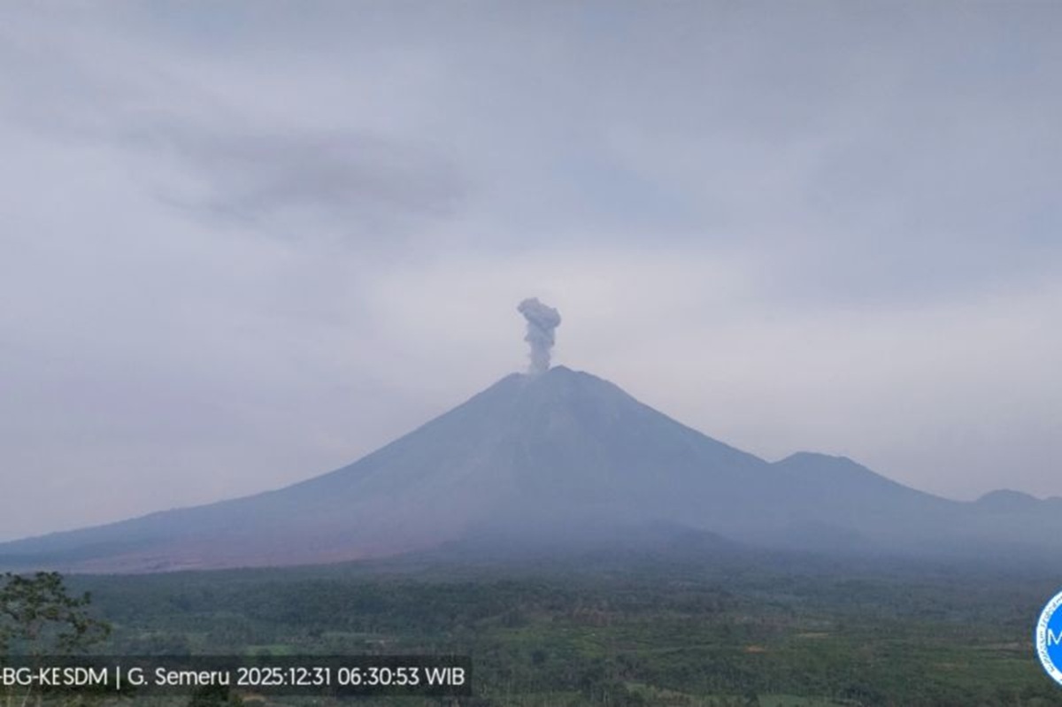 Gunung Semeru tiga kali erupsi.
