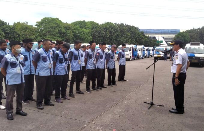 Pengemudi JakLingko mendapat sosialisasi di Terminal Bus Kampung Rambutan. Foto: beritajakarta