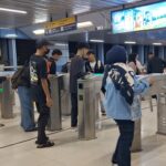 Stasiun Juanda dipadati penumpang yang akan merayakan tahun baru di Monas.