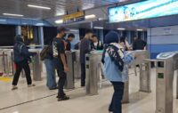 Stasiun Juanda dipadati penumpang yang akan merayakan tahun baru di Monas.