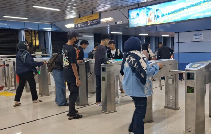 Stasiun Juanda dipadati penumpang yang akan merayakan tahun baru di Monas.