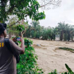 Sungai di Agam meluap akibat curah hujan tinggi.