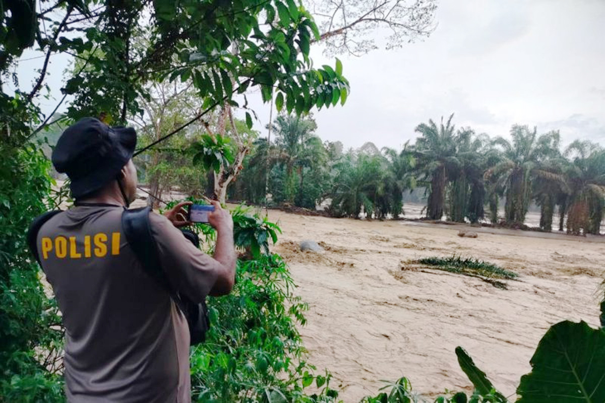 Sungai di Agam meluap akibat curah hujan tinggi.