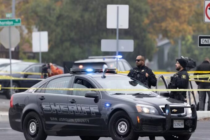 Polisi berjaga di lokasi penembakan di kota Stockton, AS.