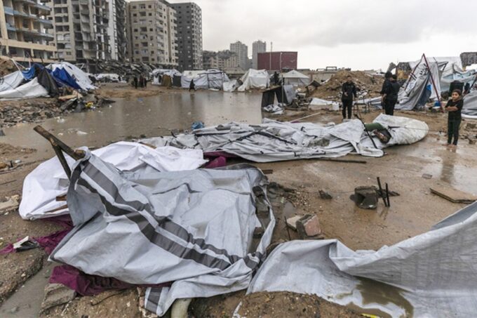 Tenda pengungsi Palestina di Gaza rusak tersapu banjir. Foto: Anadolu