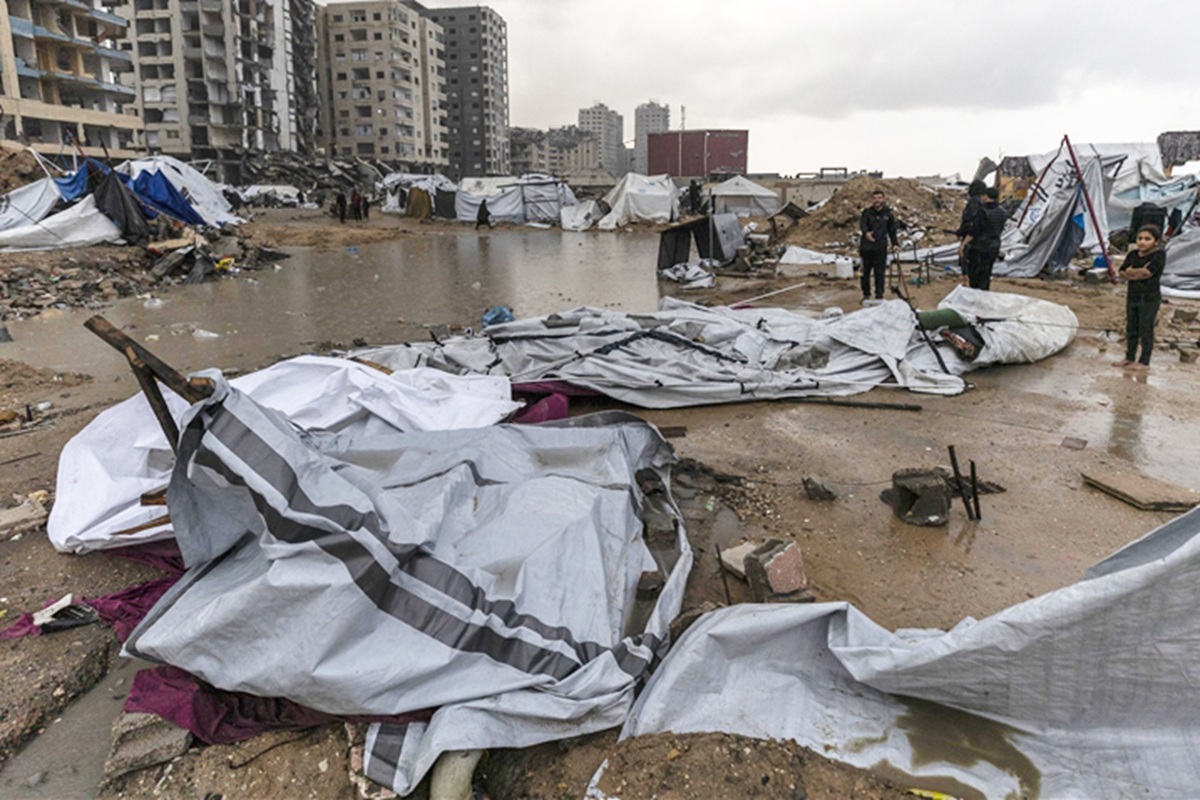 Tenda pengungsi Palestina di Gaza rusak tersapu banjir. Foto: Anadolu
