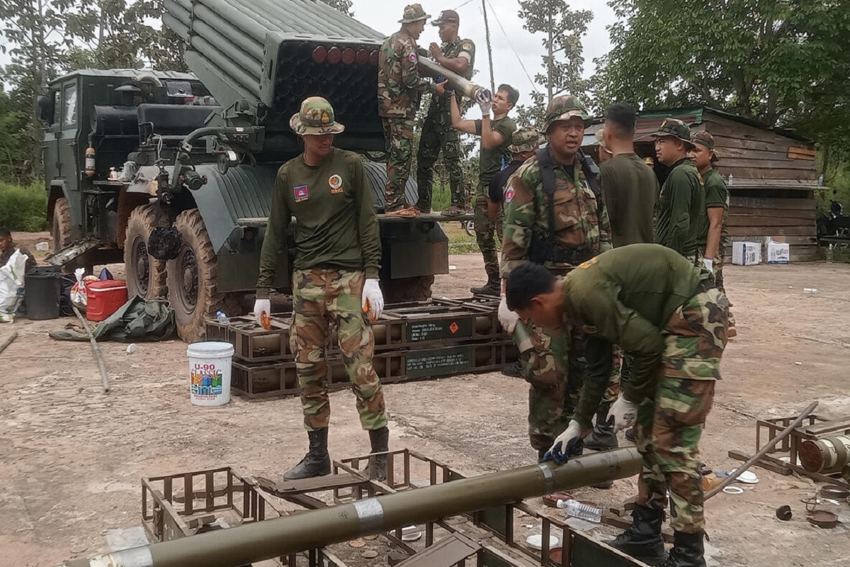 Militer Kamboja bersiap melancarkan serangan balasan ke wilayah Thailand.