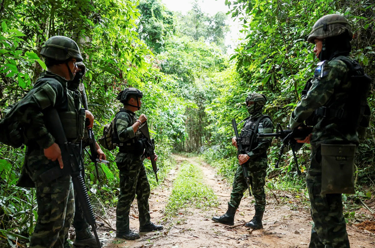 Tentara Thailand berpatroli di perbatasan.