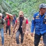 Tim Pemkab Aceh Timur menembus daerah terisolasi untuk distribusikan bantuan bagi warga. Foto: Pemkab Aceh Timur