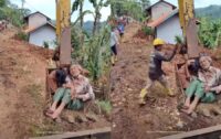 Tangkapan video lansia dievakuasi dengan ekskavator