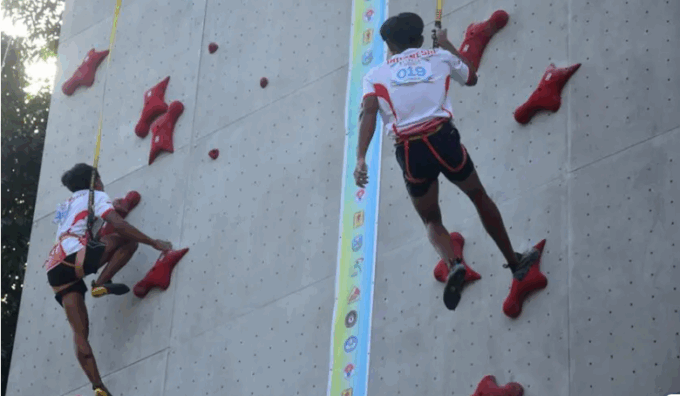 Atlet panjat tebing