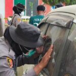 Polisi Aceh Memeriksa mobil yang diduga berisi mayat