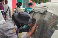 Polisi Aceh Memeriksa mobil yang diduga berisi mayat