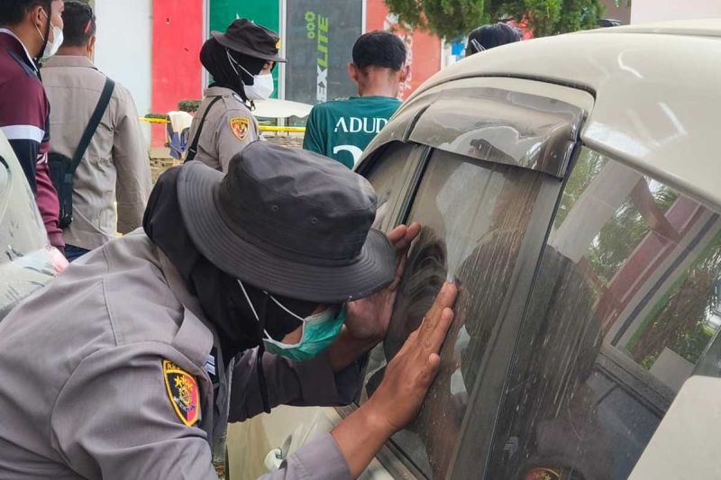 Polisi Aceh Memeriksa mobil yang diduga berisi mayat