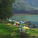 Para wisatawan pendaki mendirikan tenda di sekitar Danau Segara Anak, Gunung Rinjani, Pulau Lombok, Nusa Tenggara Barat (NTB).