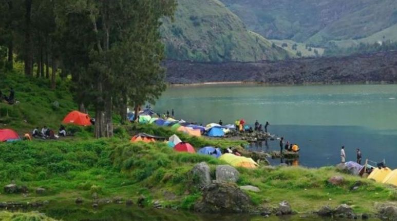Para wisatawan pendaki mendirikan tenda di sekitar Danau Segara Anak, Gunung Rinjani, Pulau Lombok, Nusa Tenggara Barat (NTB).