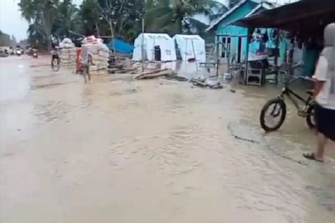 Tanggul jebol sebabkan banjir di Aceh Tamiang.