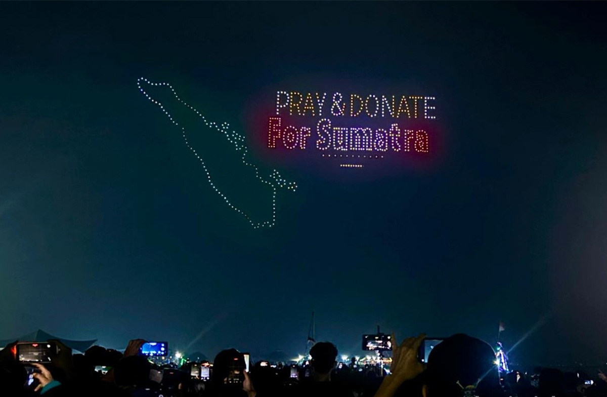 Pertunjukan drone light show di Pantai Lagoon, Ancol.