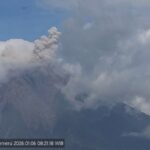 Gunung Semeru kembali erupsi, lontarkan abu vulkanik ke timur laut.