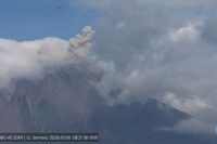 Gunung Semeru kembali erupsi, lontarkan abu vulkanik ke timur laut.