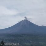 Gunung Semeru kembali erupsi, lontarkan material setinggi 700 meter.