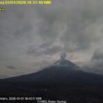 Gunung Semeru erupsi di awal tahun 2026.