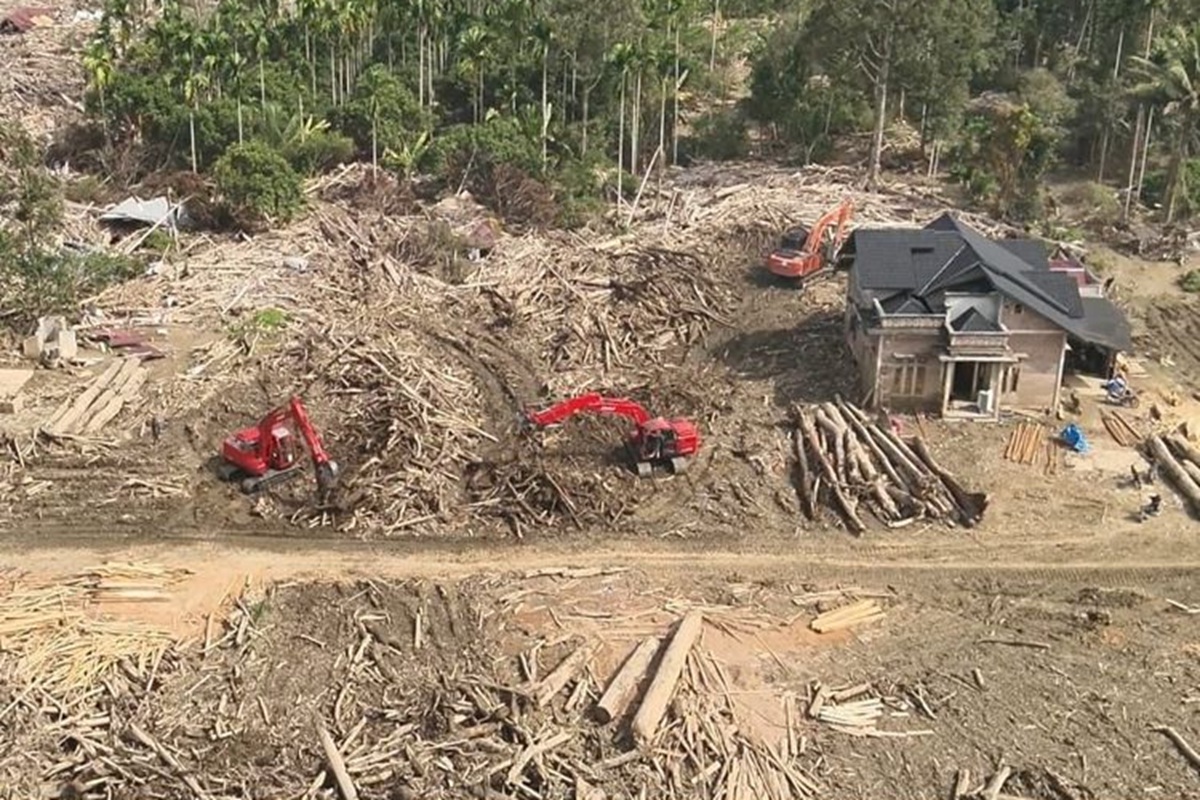 Gelondongan kayu banjir bandang di Sumatra dimanfaatkan untuk pembangunan huntara.