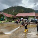 Relawan dikerahkan untuk bersihkan KUA di Aceh.