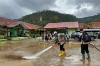 Relawan dikerahkan untuk bersihkan KUA di Aceh.