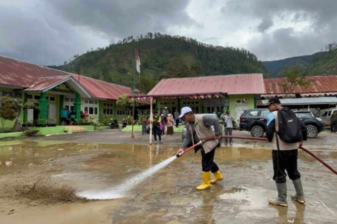 Relawan dikerahkan untuk bersihkan KUA di Aceh.