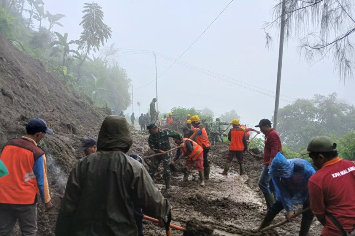Longsor tutupi jalur menuju kawasan wisata Bromo. Foto: BPBD Kabupaten Malang