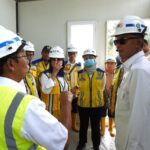 Menteri Pekerjaan Umum Dody Hanggodo meninjau progres pembangunan huntara.