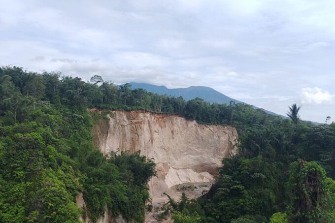 Ngarai Sianok longsor 120 meter.