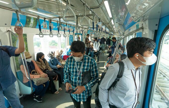 MRT Jakarta angkut ratusan ribu penumpang di malam tahun baru.