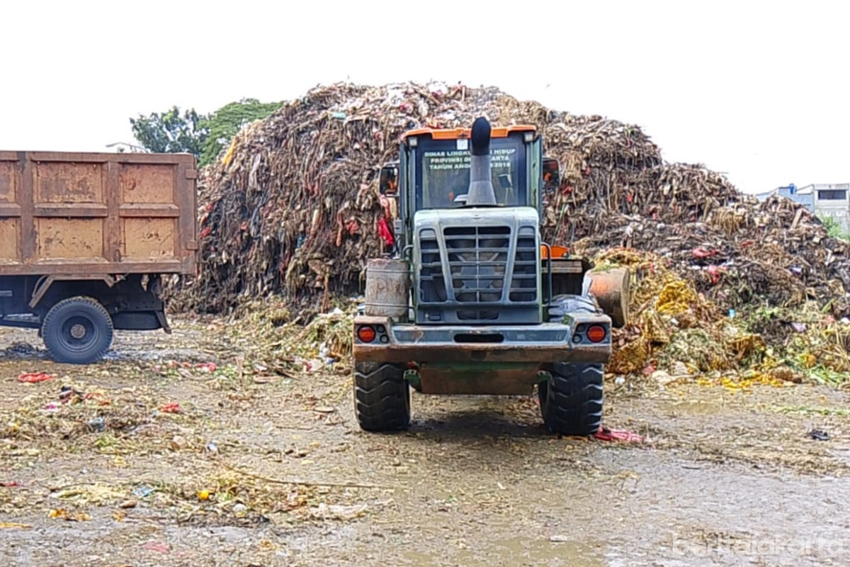Tumpukan sampah di Pasar Kramat Jati terus dibersihkan.