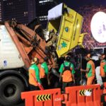 Sampah malam tahun baru di Jakarta.