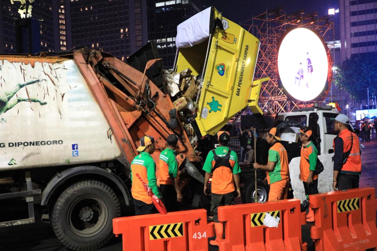 Sampah malam tahun baru di Jakarta.