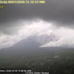 Awan panas meluncur sejauh 4 km dari puncak Semeru.
