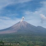 Gunung Semeru masih terus memperlihatkan aktivitas vulkanik.