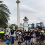 Ribuan wisatawan kunjungi monas pada liburan awal tahun.
