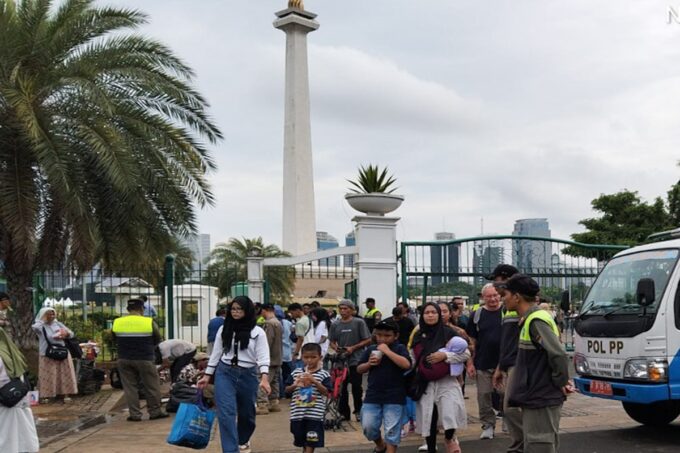 Ribuan wisatawan kunjungi monas pada liburan awal tahun.