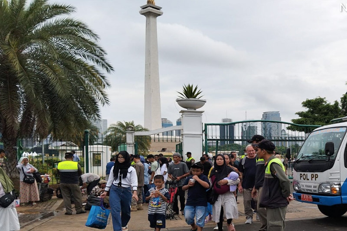 Ribuan wisatawan kunjungi monas pada liburan awal tahun.