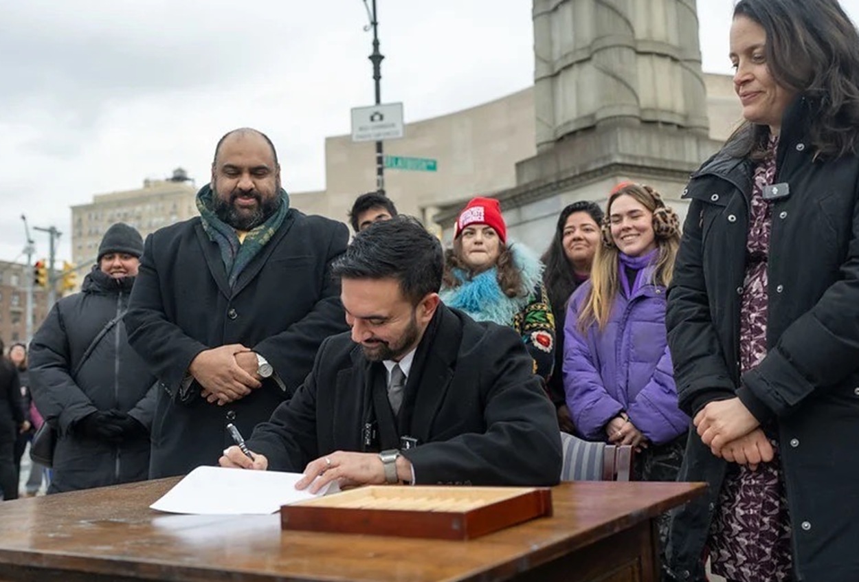 Zohran Mamdani ke Bronx, menandatangani kebijakan di jalanan Sedgwick Avenue didampingi Tascha Van Auken.-crainsnewyork-