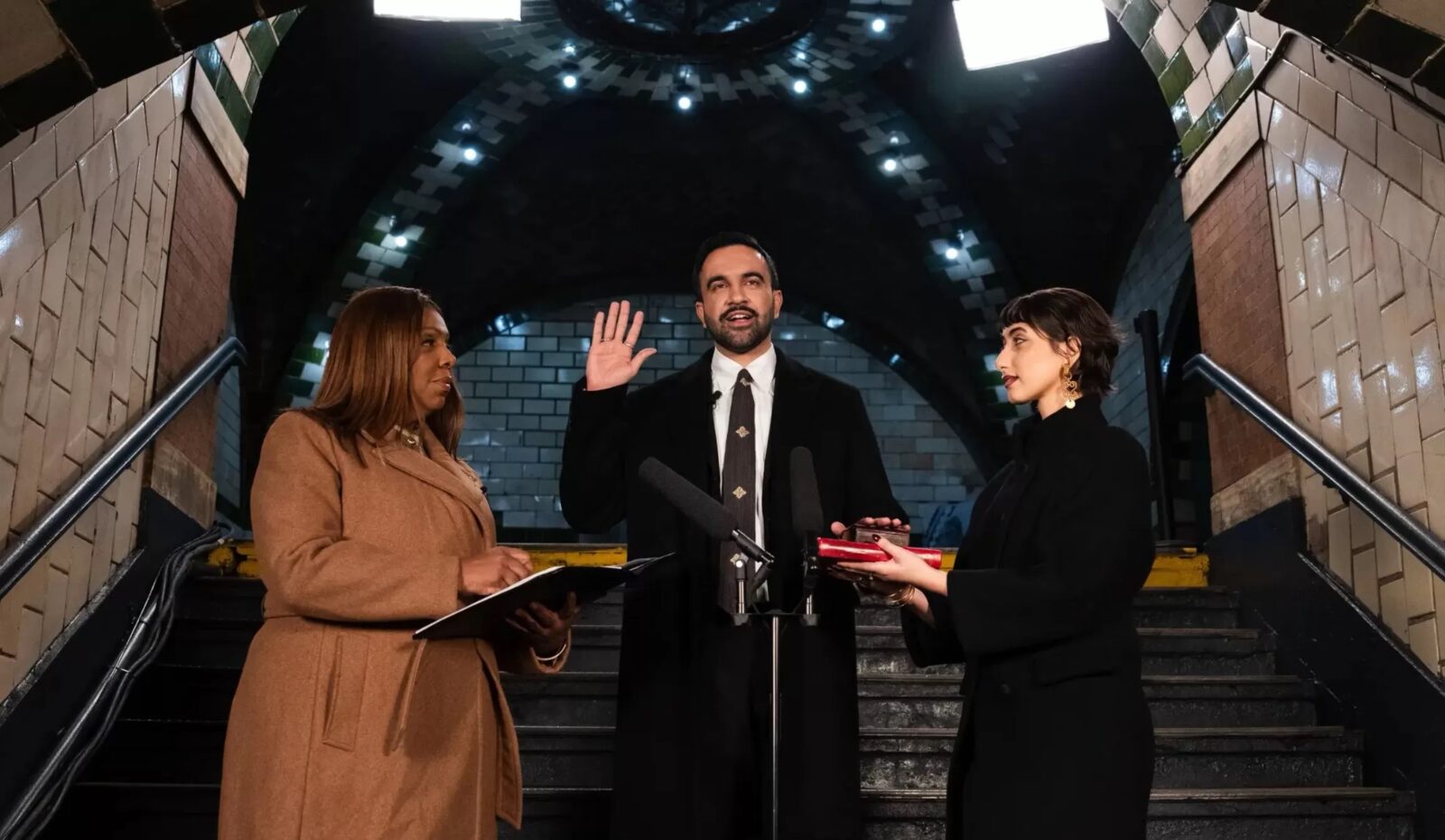 Zohran Mamdani saat membacakan sumpah di pelantikan yang dilakukan di bekas stasiun kereta bawah tanah New York.--