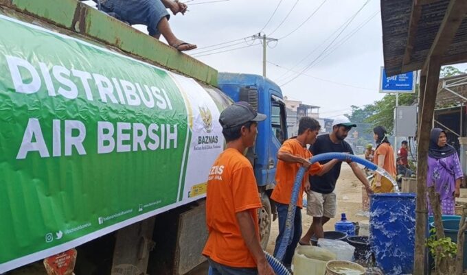Bantuan Air Bersih Baznas untuk korban bencana