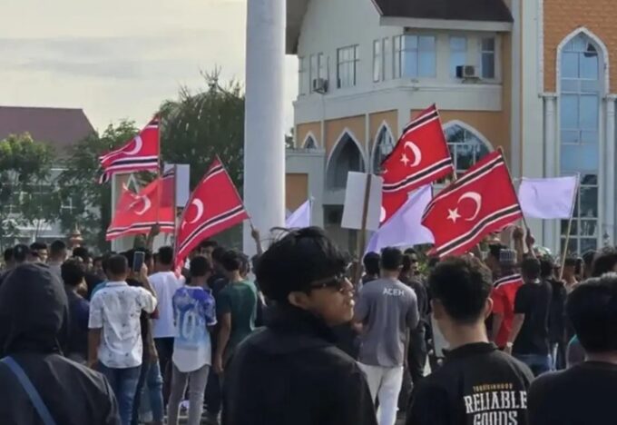 Aksi Pengibaran Bendera GAM