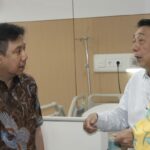 dr Edwin Ongkoraharjo (kiri) bersama Soedomo Mergonoto (tengah)